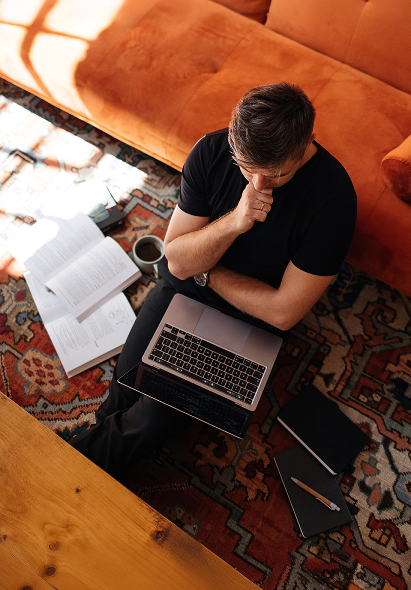 Osoba ucząca się z laptopem